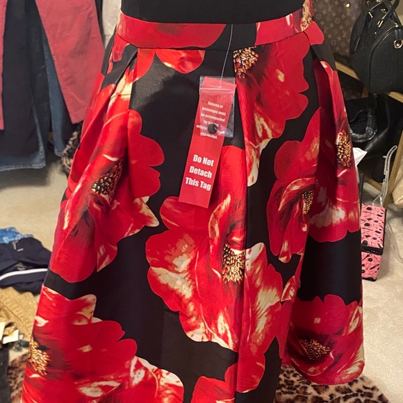 Floral Black and Red Skirt - Picture 4 of 8